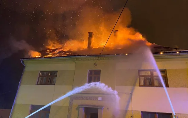 Při požáru bytového domu v Moravském Berouně zemřel jeden člověk.
