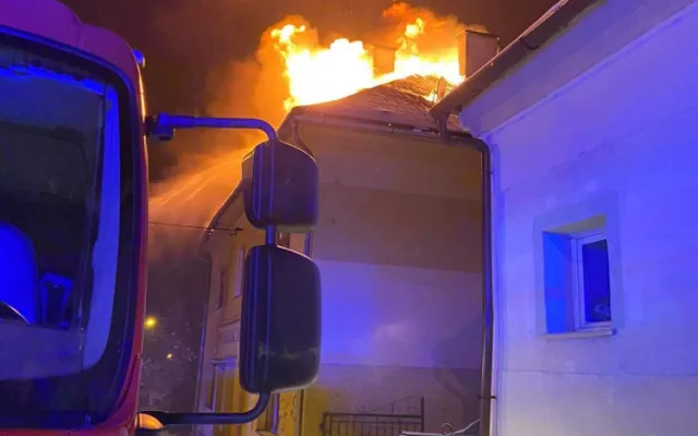 Při požáru bytového domu v Moravském Berouně zemřel jeden člověk.