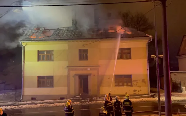 Při požáru bytového domu v Moravském Berouně zemřel jeden člověk.