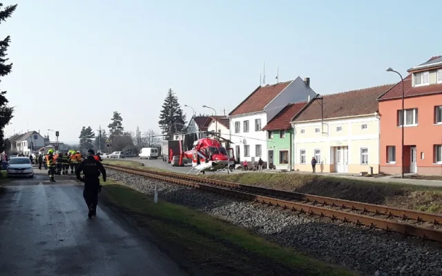 Při srážce vlaku a auta se na Prostějovsku zranili čtyři lidé