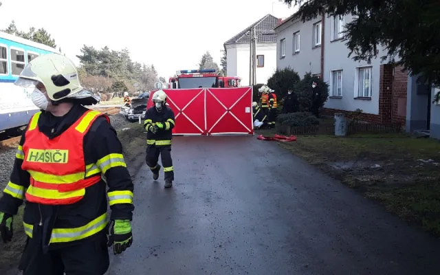 Při srážce vlaku a auta se na Prostějovsku zranili čtyři lidé