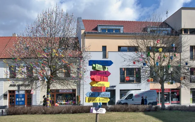 Hranice před Velikonocemi ozdobily tři obří kraslice. Akce však města zrušila