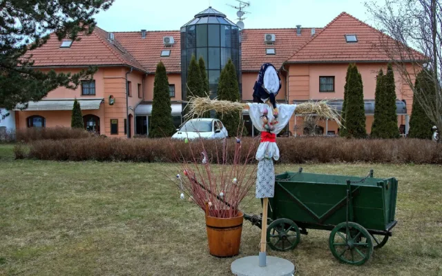 Hranice před Velikonocemi ozdobily tři obří kraslice. Akce však města zrušila