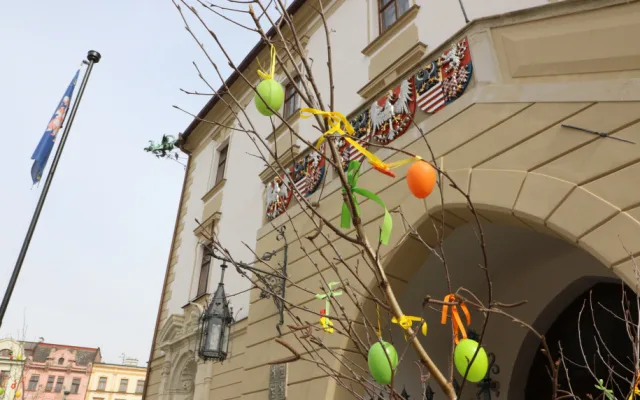 Centrum Olomouce zdobí obří kraslice. Velikonoce komplikuje pandemie