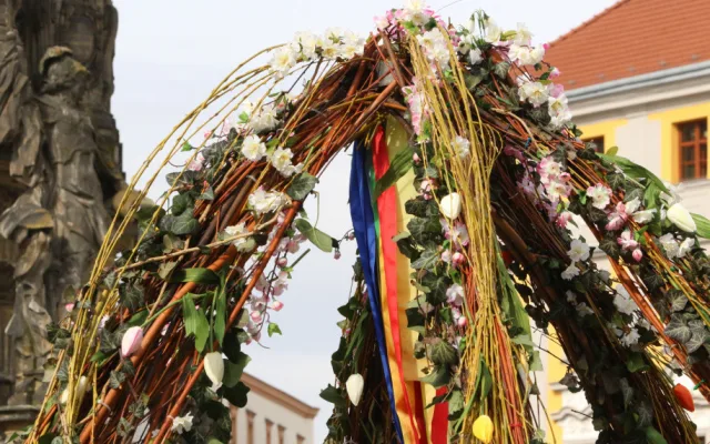 Centrum Olomouce zdobí obří kraslice. Velikonoce komplikuje pandemie