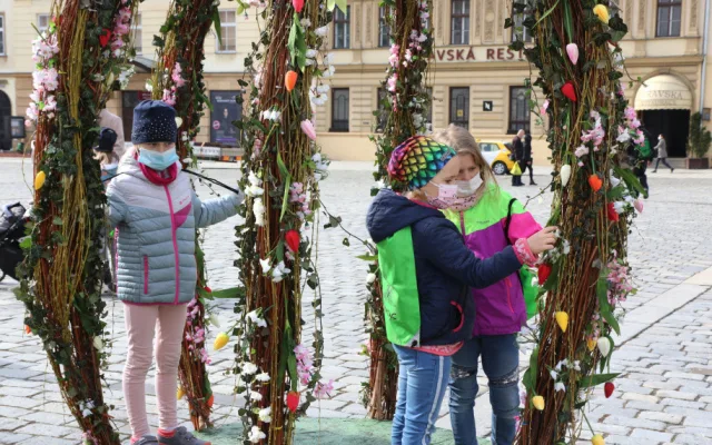 Centrum Olomouce zdobí obří kraslice. Velikonoce komplikuje pandemie
