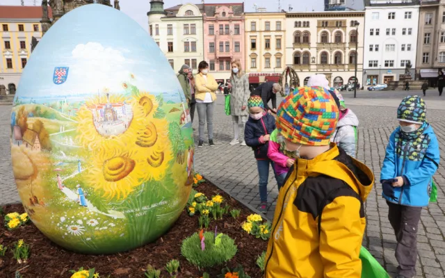 Centrum Olomouce zdobí obří kraslice. Velikonoce komplikuje pandemie