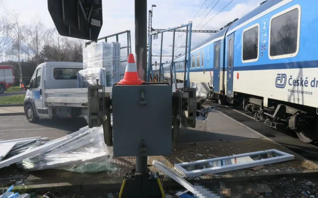 V Grygově se na přejezdu srazilo auto s vlakem. Zraněný nebyl nikdo