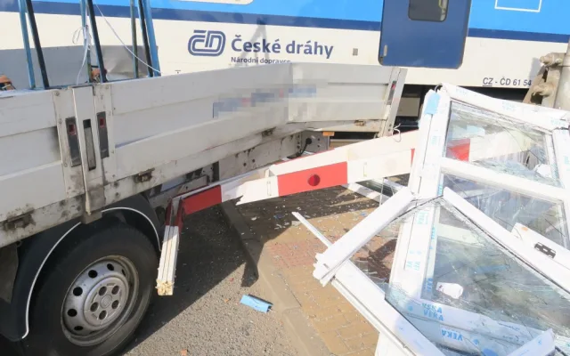 V Grygově se na přejezdu srazilo auto s vlakem. Zraněný nebyl nikdo