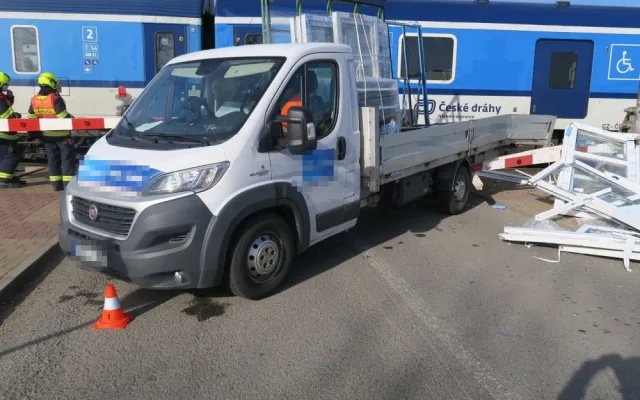 V Grygově se na přejezdu srazilo auto s vlakem. Zraněný nebyl nikdo