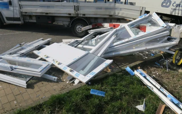 V Grygově se na přejezdu srazilo auto s vlakem. Zraněný nebyl nikdo