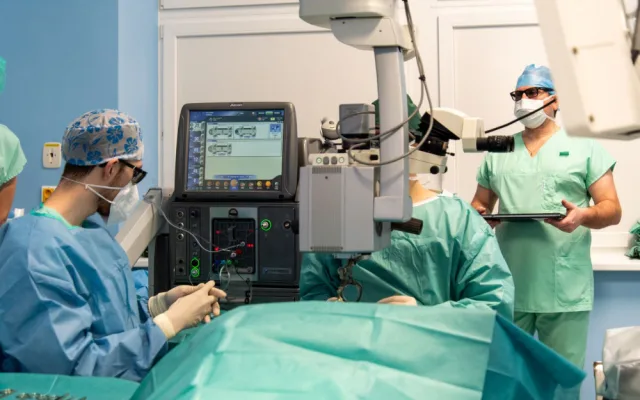 Nový operační systém usnadní jemnou práci lékařů z olomoucké oční kliniky