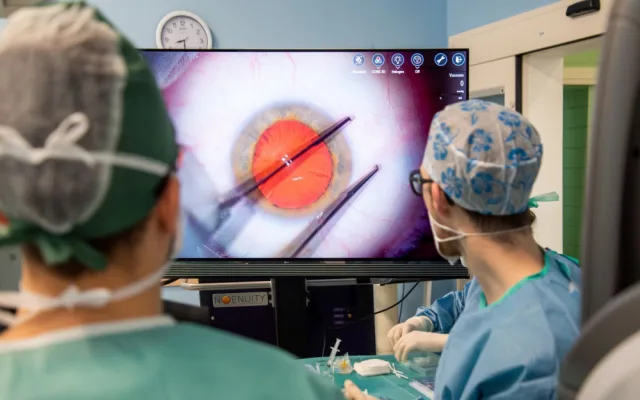 Nový operační systém usnadní jemnou práci lékařů z olomoucké oční kliniky