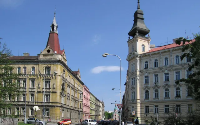 Zbourání nárožní věže na historickém domě v Olomouci vzbudilo kritiku