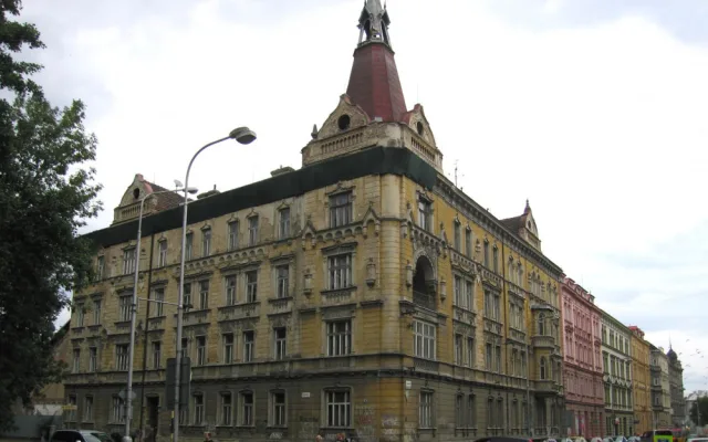 Zbourání nárožní věže na historickém domě v Olomouci vzbudilo kritiku