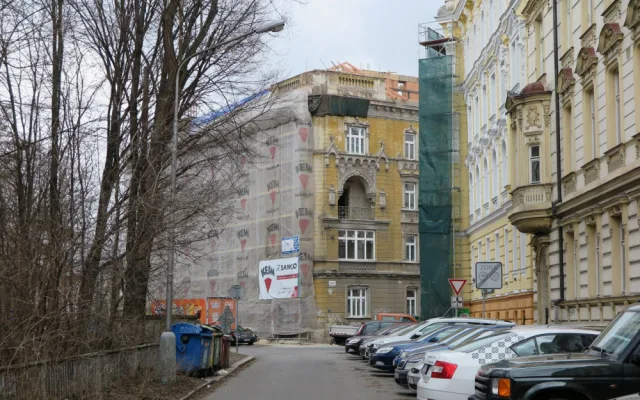 Zbourání nárožní věže na historickém domě v Olomouci vzbudilo kritiku