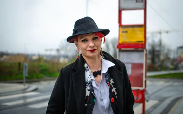 Karolína se narodila ve Šternberku. Dnes řídí tramvaje v Praze a je z ní celebrita mezi tramvajáky