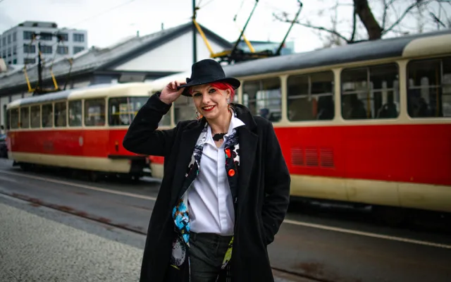 Karolína se narodila ve Šternberku. Dnes řídí tramvaje v Praze a je z ní celebrita mezi tramvajáky