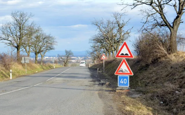 Zničená silnice na Ohrozimském kopci se dočkala provizorních záplat