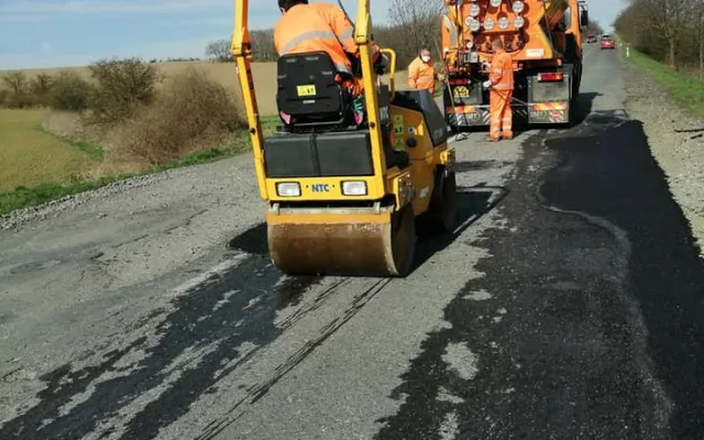 Zničená silnice na Ohrozimském kopci se dočkala provizorních záplat
