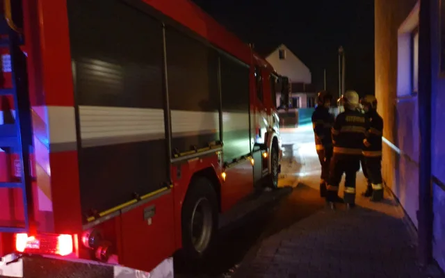 Hasiči při požáru v ubytovně v Zábřehu zachraňovali člověka ze střechy