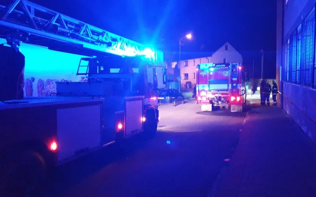 Hasiči při požáru v ubytovně v Zábřehu zachraňovali člověka ze střechy