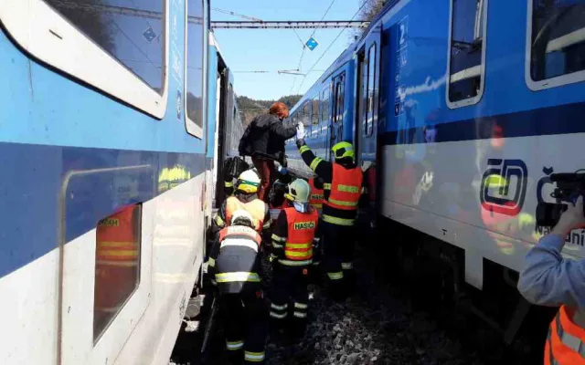V Hoštejně na Šumpersku hořel vlak. Hasiči evakuovali téměř osmdesát lidí