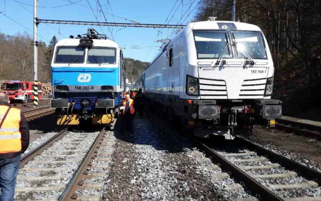 V Hoštejně na Šumpersku hořel vlak. Hasiči evakuovali téměř osmdesát lidí