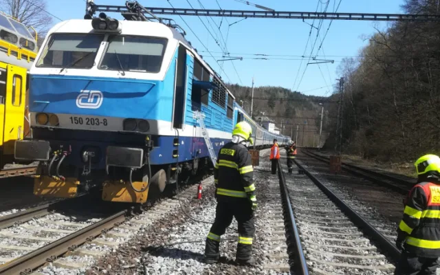 V Hoštejně na Šumpersku hořel vlak. Hasiči evakuovali téměř osmdesát lidí