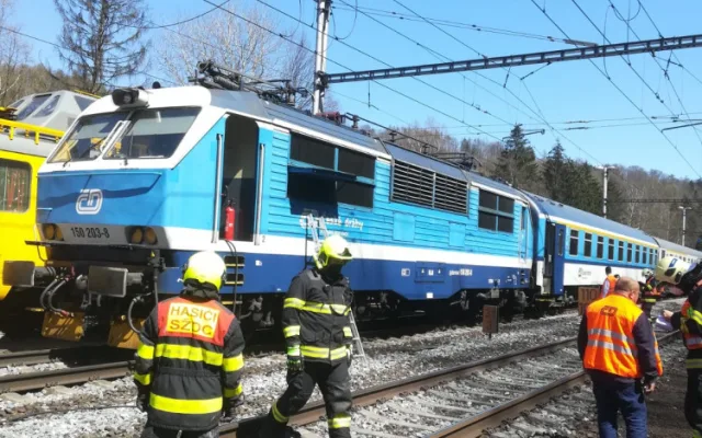 V Hoštejně na Šumpersku hořel vlak. Hasiči evakuovali téměř osmdesát lidí