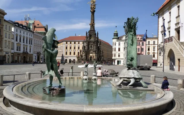 Arionova kašna v centru Olomouce se po zimní pauze opět plní vodou