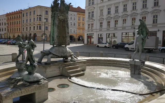 Arionova kašna v centru Olomouce se po zimní pauze opět plní vodou