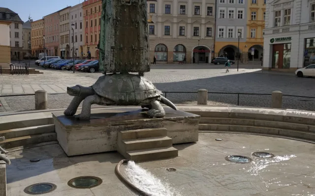 Arionova kašna v centru Olomouce se po zimní pauze opět plní vodou