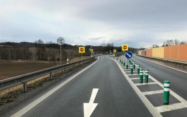 Nové značení na silnicích sníží riziko vjezdu aut do protisměru