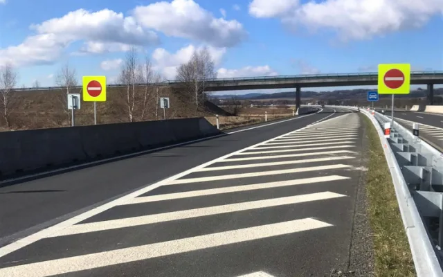 Nové značení na silnicích sníží riziko vjezdu aut do protisměru