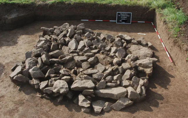 V Seloutkách archeologové objevili komorový hrob se šperky a korálky
