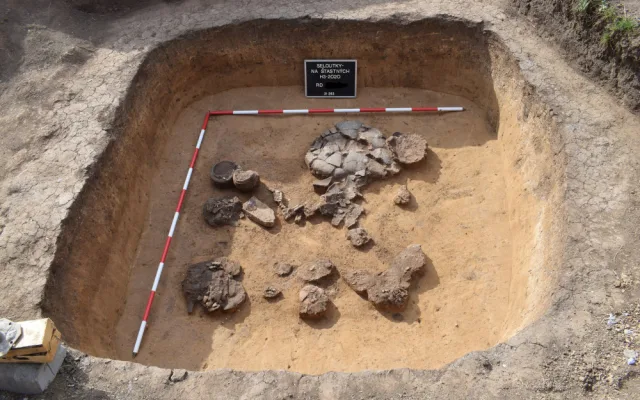 V Seloutkách archeologové objevili komorový hrob se šperky a korálky
