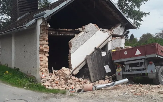 V Dolní Libině se převrátil traktor do Oskavy, urazil i zeď bývalé zbrojnice