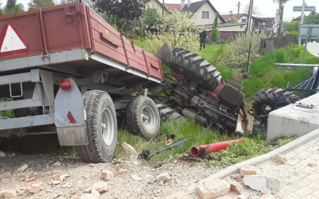 V Dolní Libině se převrátil traktor do Oskavy, urazil i zeď bývalé zbrojnice