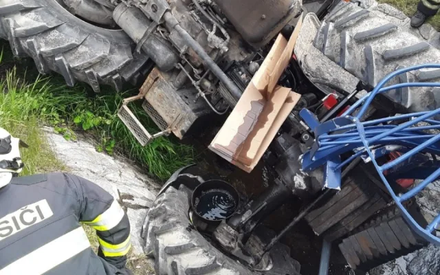 V Dolní Libině se převrátil traktor do Oskavy, urazil i zeď bývalé zbrojnice