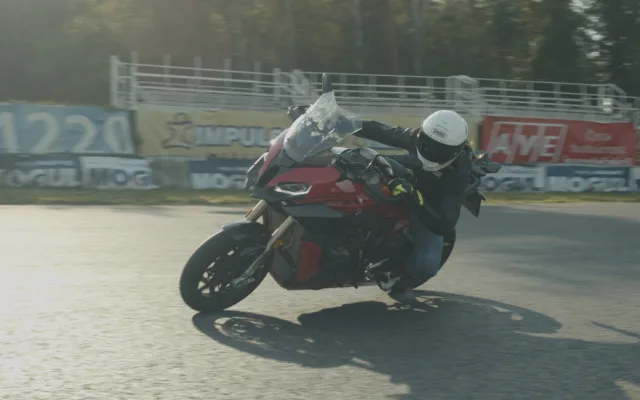 Motocyklisté trénují bezpečnou jízdu na polygonech v ČR