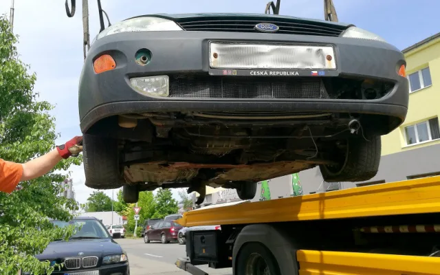 Olomouc a Prostějov vyhlásily válku autovrakům. Z ulici jich zmizely desítky / Michal Folta