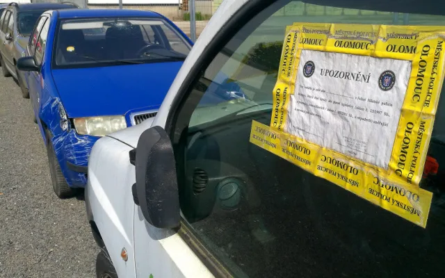 Olomouc a Prostějov vyhlásily válku autovrakům. Z ulici jich zmizely desítky / Michal Folta