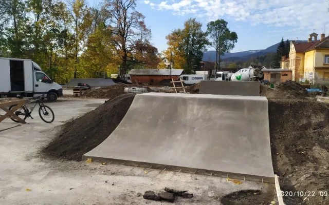 Jeseník má nový skatepark. Kombinuje streetový park s moderní BMX dráhou
