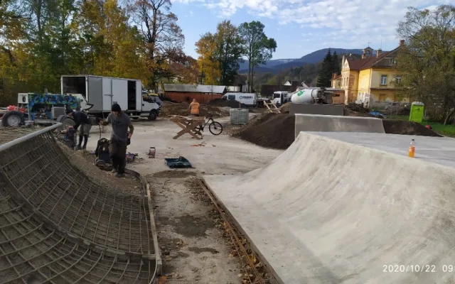 Jeseník má nový skatepark. Kombinuje streetový park s moderní BMX dráhou