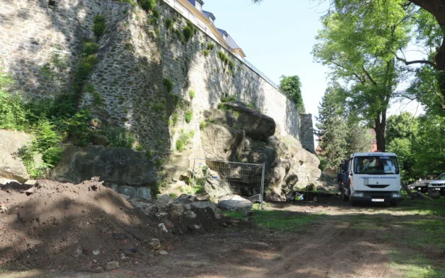 Pod hradbami v Bezručových sadech v Olomouci začala stavba vodopádu