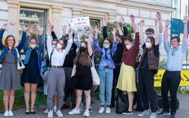 Studenti a učitelé gymnázia vybrali ve sbírce 35 tisíc pro Fakultní nemocnici