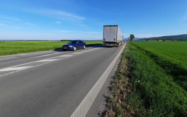 Cestu na Šternberk zbrzdí výměna asfaltu. Lidé zuří kvůli délce oprav