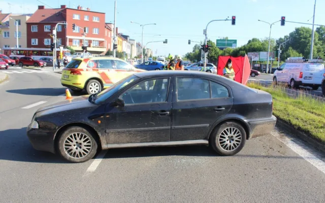Za smrt řidiče skútru může podle všeho řidič osobního vozu. Jel na červenou