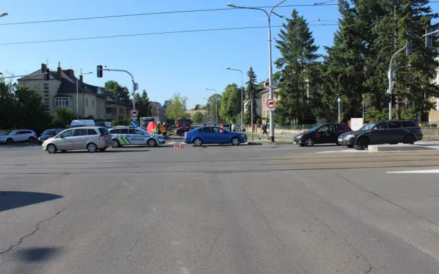 Za smrt řidiče skútru může podle všeho řidič osobního vozu. Jel na červenou